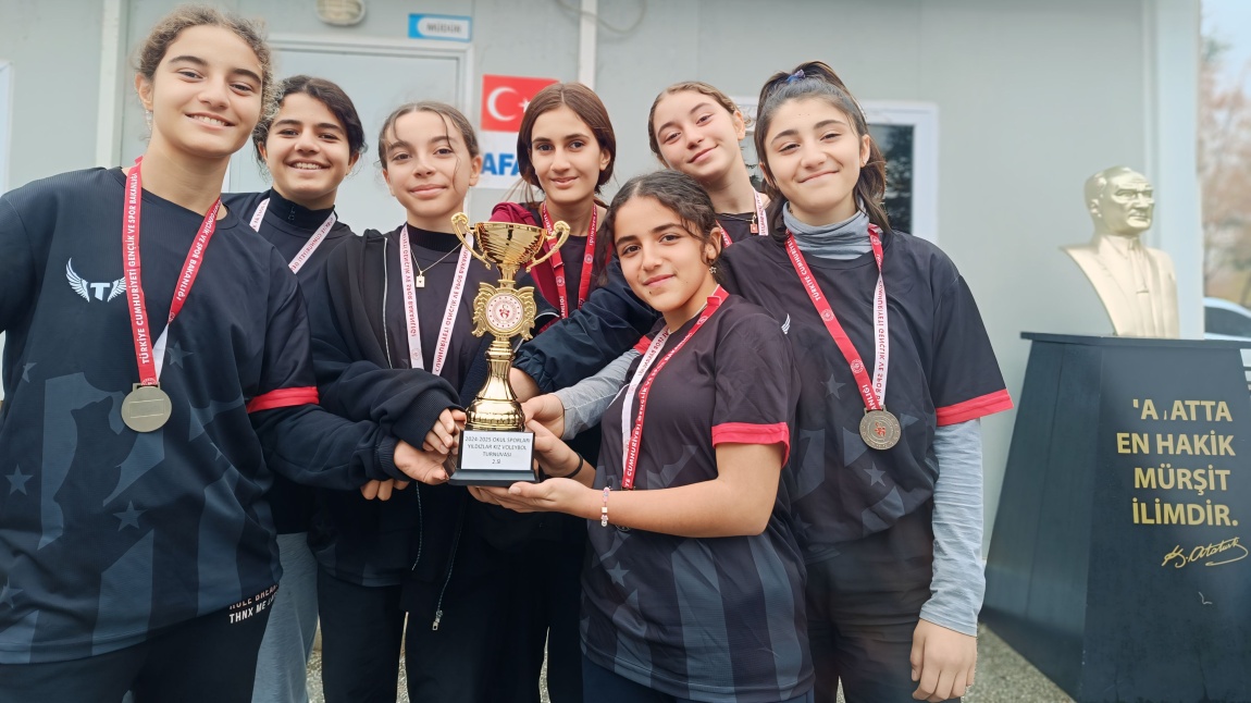 Okul Sporları kapsamında düzenlenen Yıldızlar Kız Voleybol Takımı